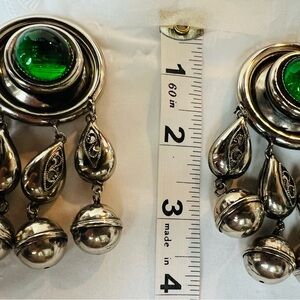 Elegant Silver color and Green Dangle Earrings. 1980s vintage clip on.